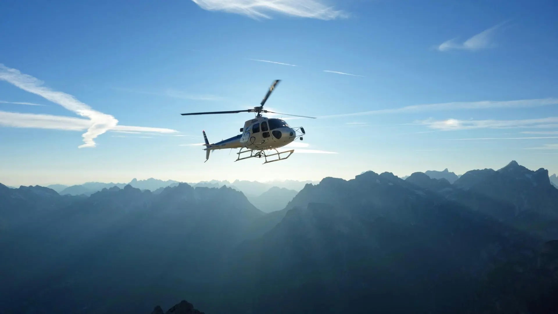 Privater Helikopter über deutscher Landschaft